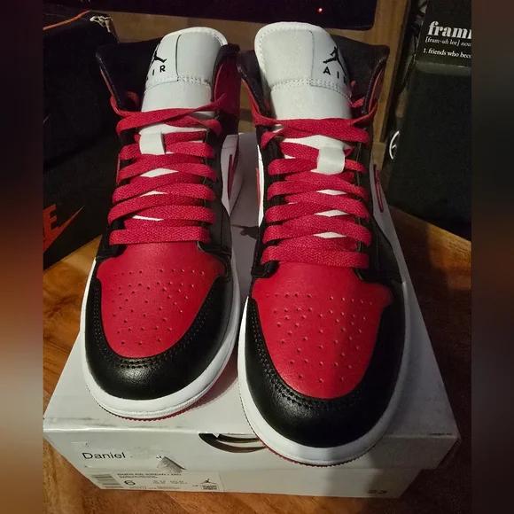 Women's Air Jordan 1 Mid 'Alternate Bred Toe - Picture 3 of 9